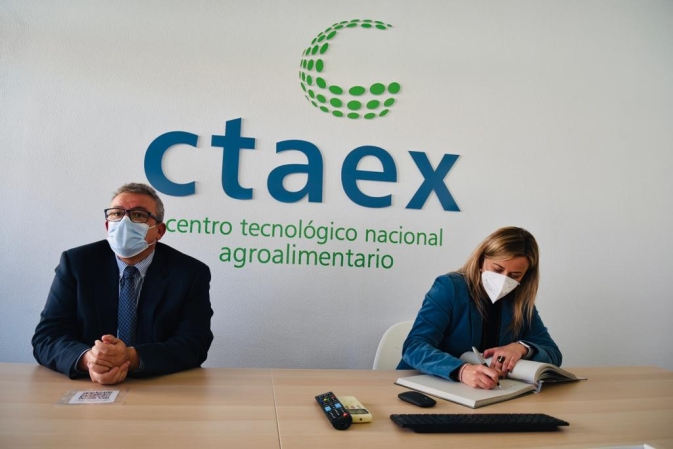 La presidenta de la Asamblea de Extremadura visita CTAEX