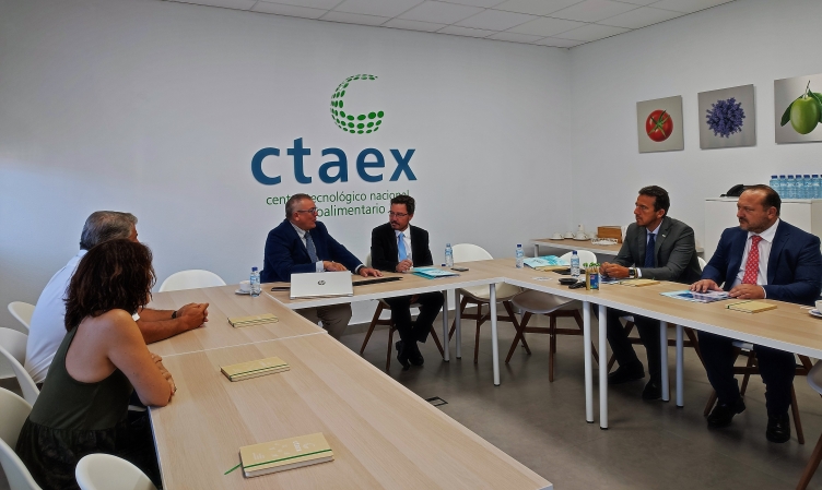 El consejero de Economía, Empleo y Transformación Digital, Guillermo Santamaría, visita CTAEX y apuesta por la colaboración  publico privada