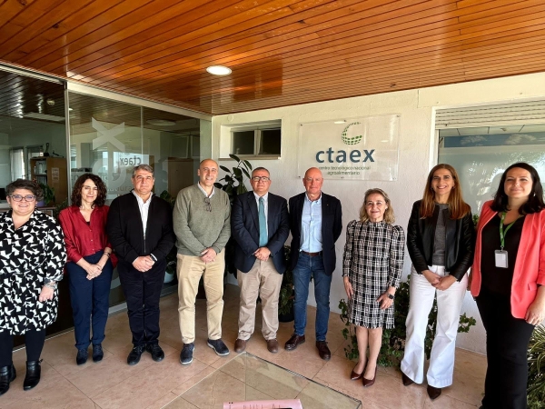 La consejera de Educación, Ciencia y Formación Profesional, María Mercedes Vaquera, visita CTAEX, junto con el secretario general de Ciencia, Tecnología e Innovación, Javier de Francisco Morcillo.