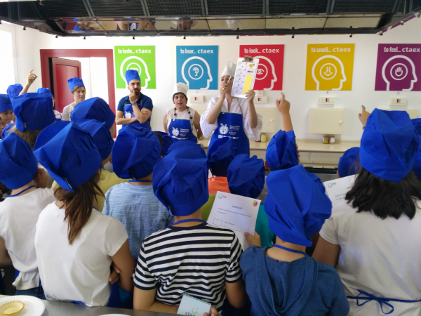 Escolares de la región experimentarán con la fruta en CTAEX en el marco de la campaña “La fruta tiene mucha vida”