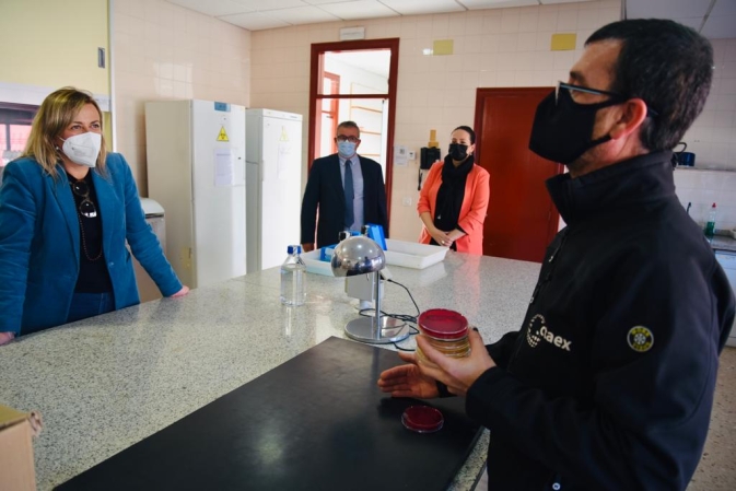 La presidenta de la Asamblea de Extremadura visita CTAEX