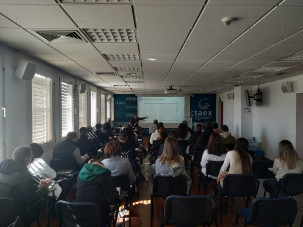 El Secretario General de Ciencia, Tecnología, Innovación y Universidad, Jesús Alonso, presenta a los investigadores de CTAEX el VII Plan Regional de I+D+I de Extremadura 2022-2025