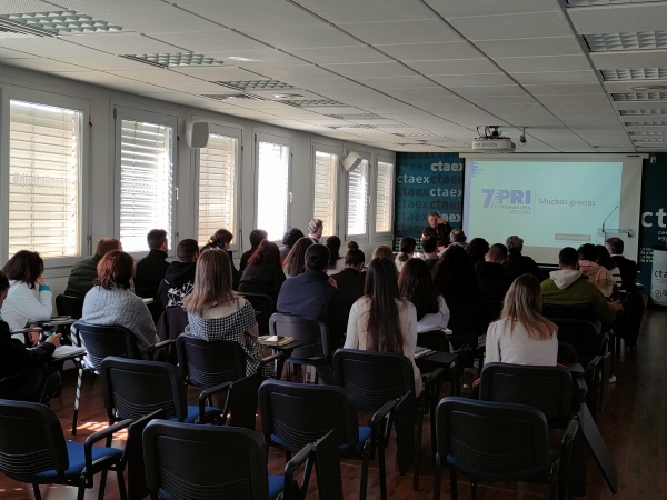 El Secretario General de Ciencia, Tecnología, Innovación y Universidad, Jesús Alonso, presenta a los investigadores de CTAEX el VII Plan Regional de I+D+I de Extremadura 2022-2025