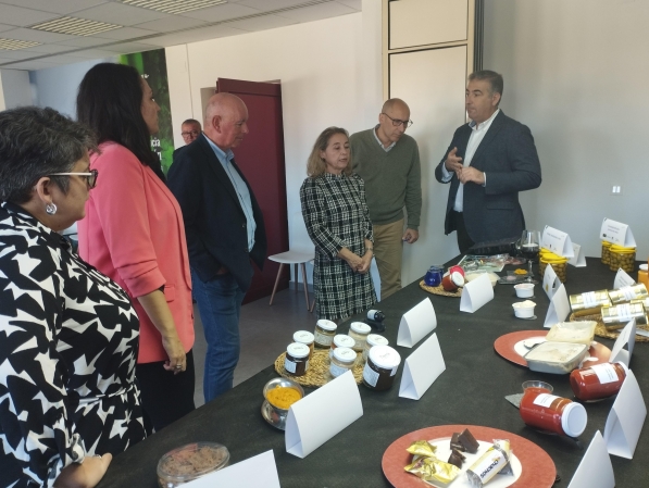 La consejera de Educación, Ciencia y Formación Profesional, María Mercedes Vaquera, visita CTAEX, junto con el secretario general de Ciencia, Tecnología e Innovación, Javier de Francisco Morcillo.