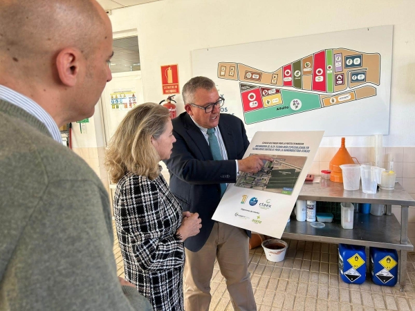 La consejera de Educación, Ciencia y Formación Profesional, María Mercedes Vaquera, visita CTAEX, junto con el secretario general de Ciencia, Tecnología e Innovación, Javier de Francisco Morcillo.