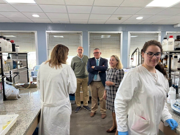 La consejera de Educación, Ciencia y Formación Profesional, María Mercedes Vaquera, visita CTAEX, junto con el secretario general de Ciencia, Tecnología e Innovación, Javier de Francisco Morcillo.
