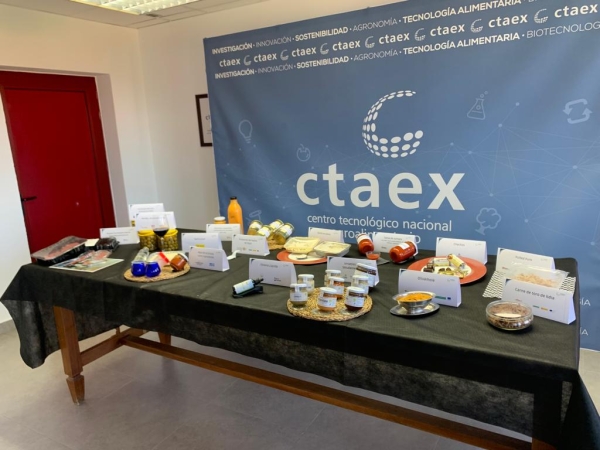 La consejera de Educación, Ciencia y Formación Profesional, María Mercedes Vaquera, visita CTAEX, junto con el secretario general de Ciencia, Tecnología e Innovación, Javier de Francisco Morcillo.